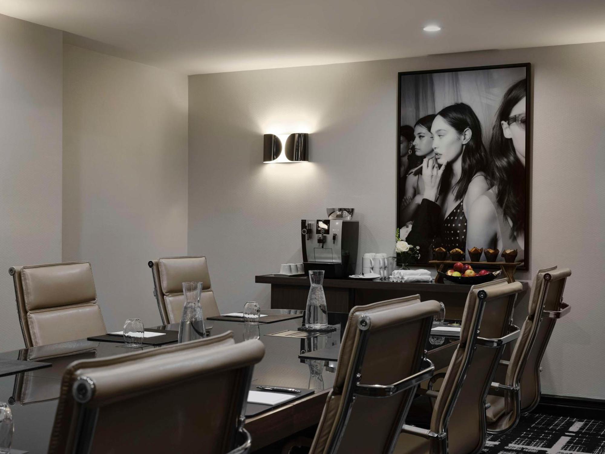 Vogue Hotel Montreal Downtown, Curio Collection By Hilton Dış mekan fotoğraf