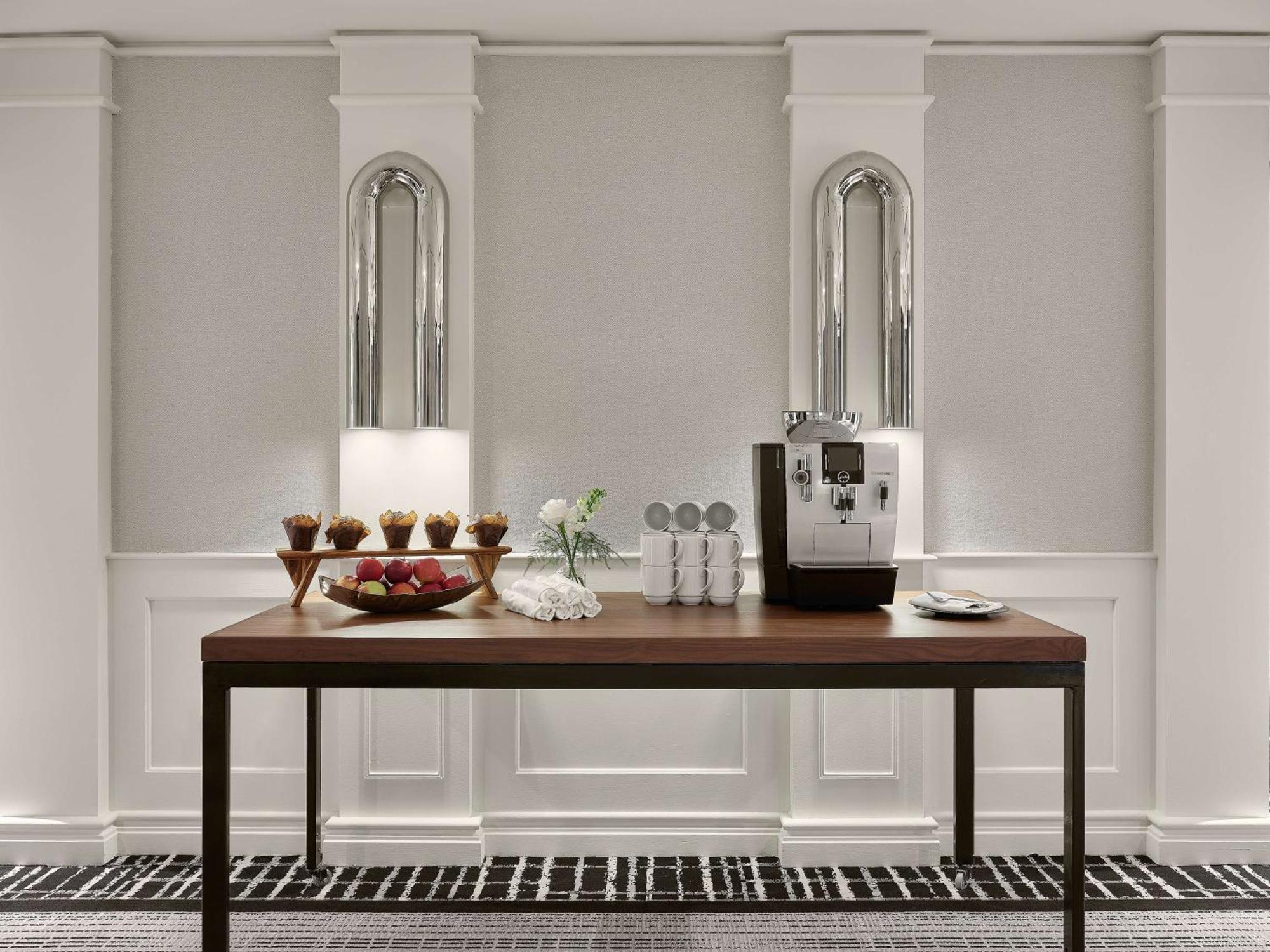 Vogue Hotel Montreal Downtown, Curio Collection By Hilton Dış mekan fotoğraf