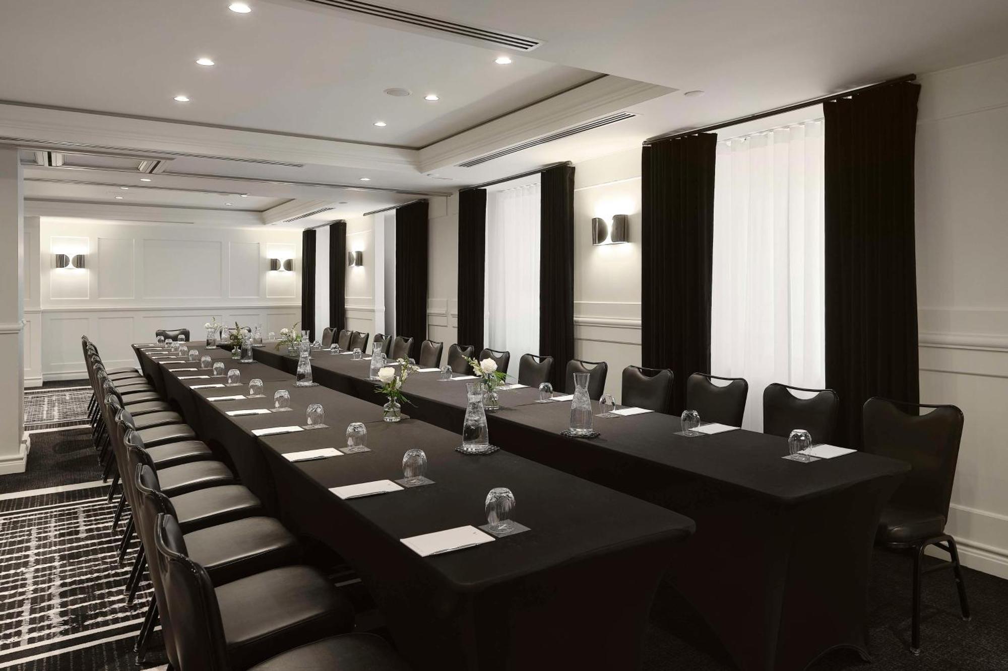 Vogue Hotel Montreal Downtown, Curio Collection By Hilton Dış mekan fotoğraf